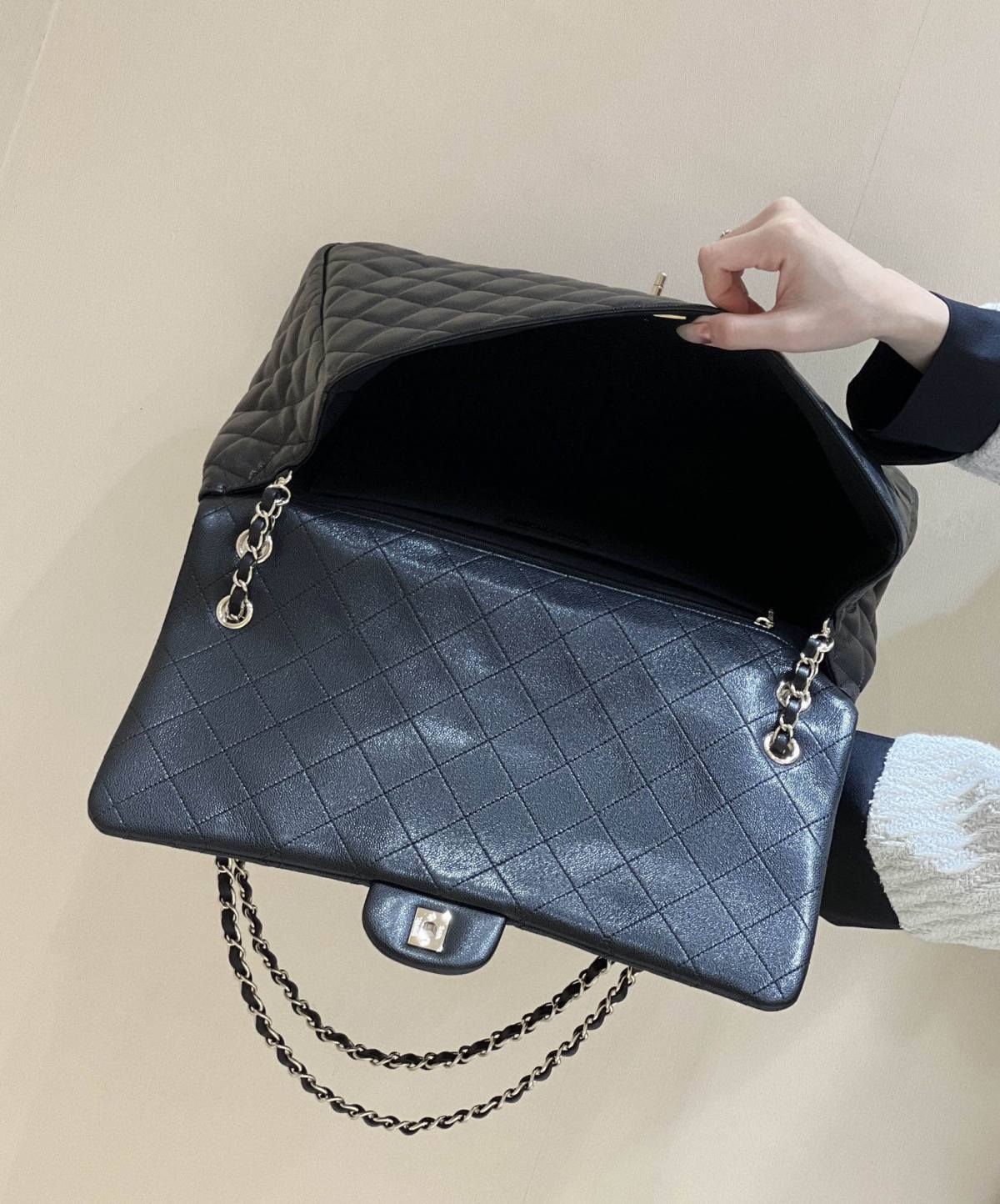 Exploring the Craftsmanship of Ellebag’s Top-Grade Replica: AS4661 Handbag in Black Caviar Leather with Champagne Gold Hardware(2025 Mar Updated)-Negozio in linea della borsa falsa di Louis Vuitton di migliore qualità, borsa del progettista della replica ru