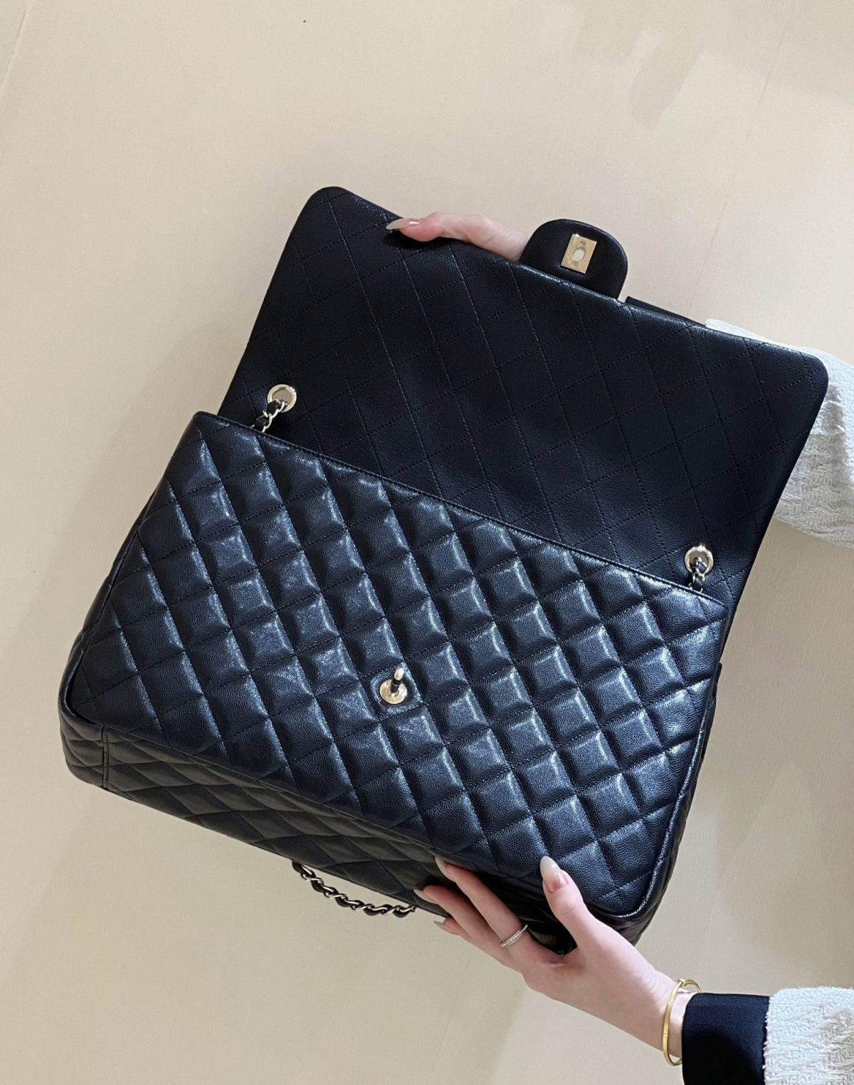 Exploring the Craftsmanship of Ellebag’s Top-Grade Replica: AS4661 Handbag in Black Caviar Leather with Champagne Gold Hardware(2025 Mar Updated)-Negozio in linea della borsa falsa di Louis Vuitton di migliore qualità, borsa del progettista della replica ru