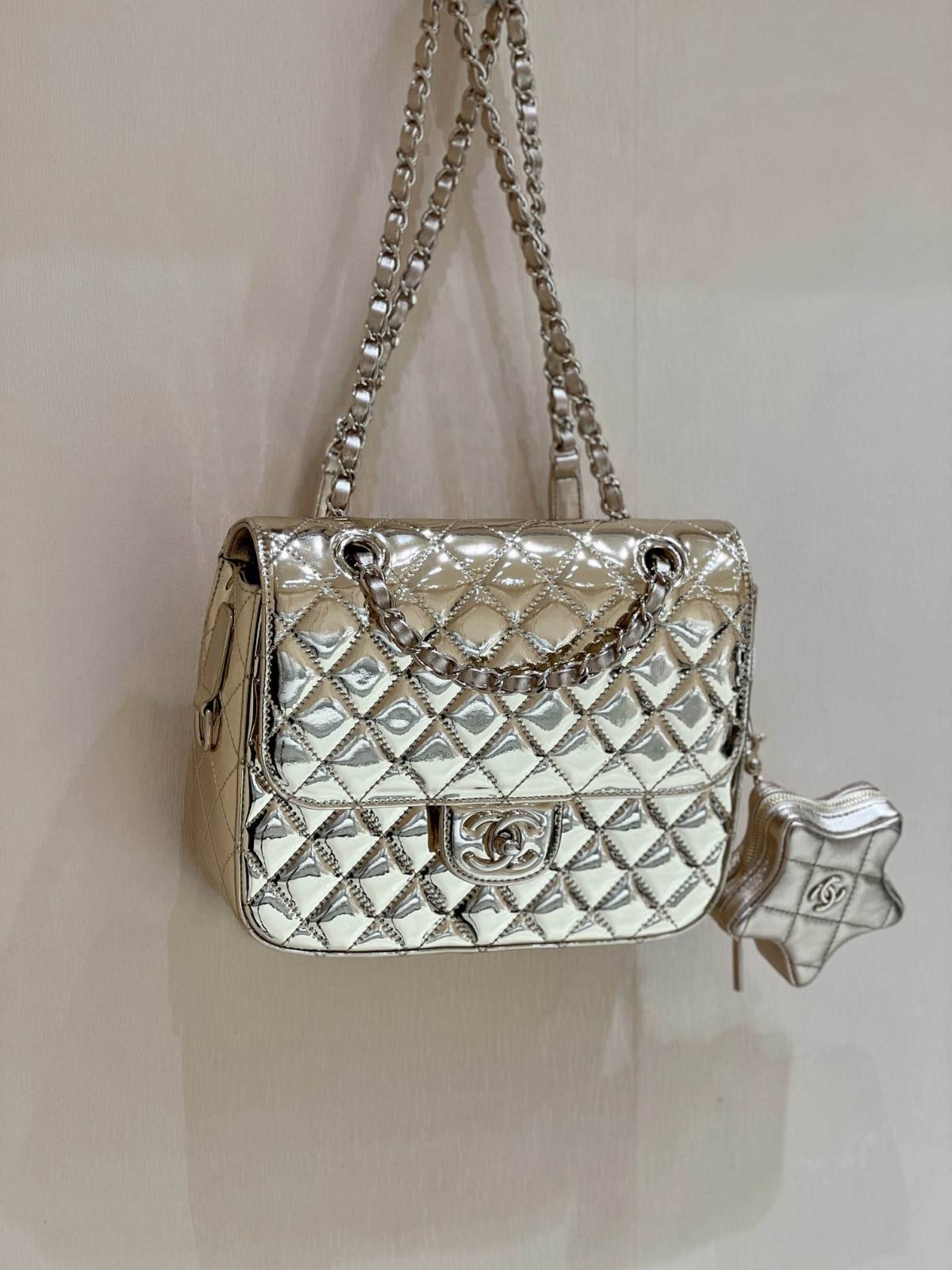 Exploring the Craftsmanship of Ellebag’s Top-Grade Replica: Backpack & Star Coin Purse in Champagne Lambskin with Gold Hardware(2025 Mar Updated)-Լավագույն որակի կեղծ Louis Vuitton պայուսակների առցանց խանութ, Replica դիզայներական պայուսակ ru