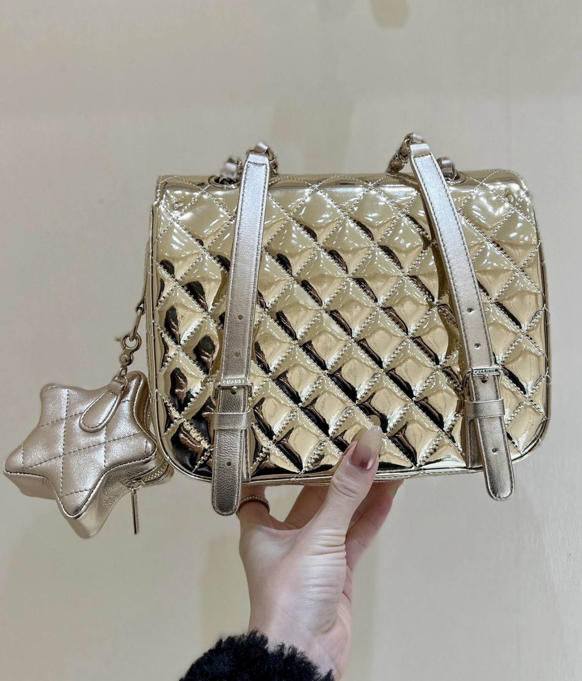 Exploring the Craftsmanship of Ellebag’s Top-Grade Replica: Backpack & Star Coin Purse in Champagne Lambskin with Gold Hardware(2025 Mar Updated)-Pangalusna kualitas palsu Louis Vuitton Kantong Toko Online, Replica desainer kantong ru