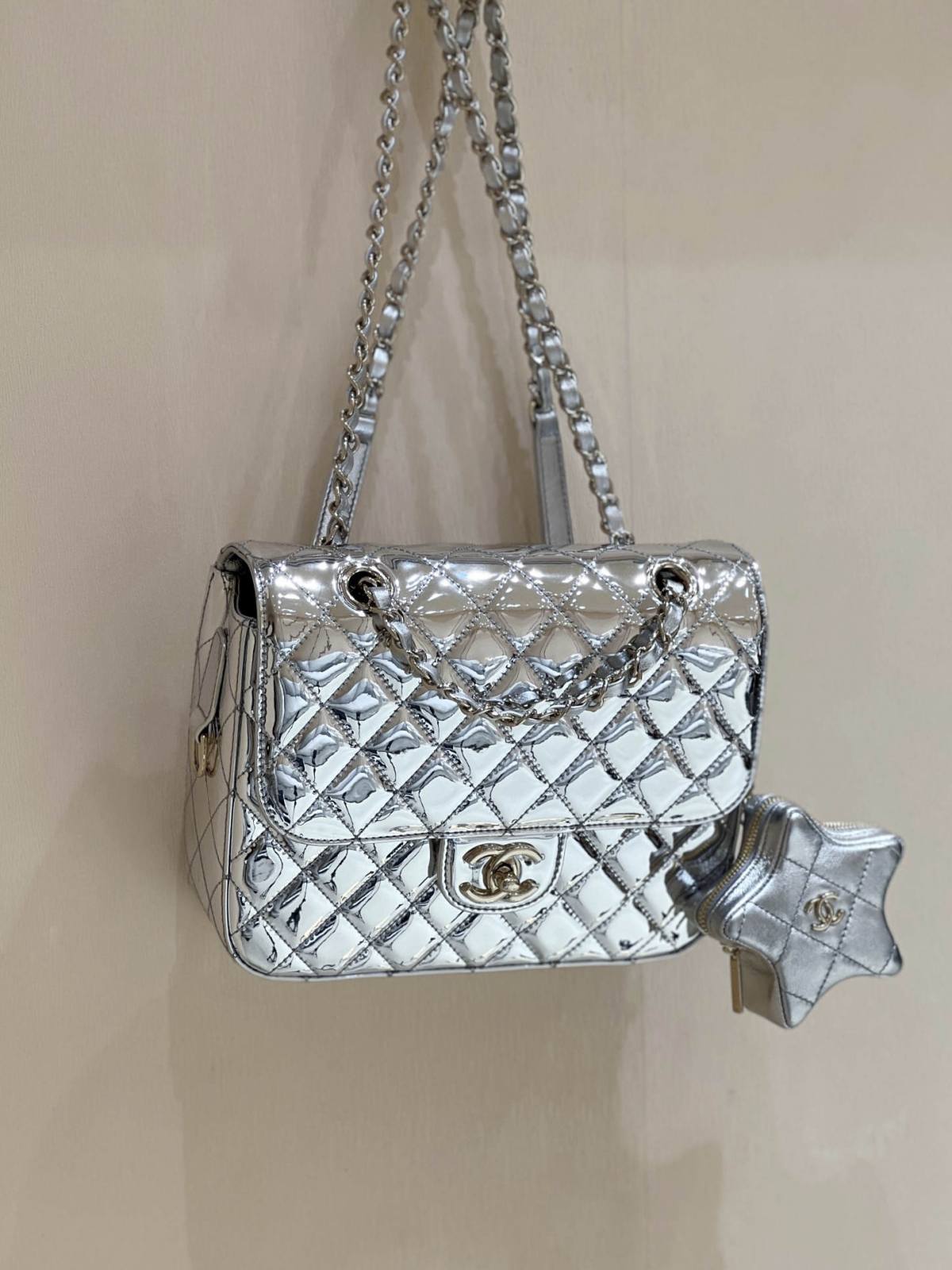 Exploring the Craftsmanship of Ellebag’s Top-Grade Replica: Backpack & Star Coin Purse in Silver Lambskin with Champagne Gold Hardware(2025 Mar Updated)-Լավագույն որակի կեղծ Louis Vuitton պայուսակների առցանց խանութ, Replica դիզայներական պայուսակ ru