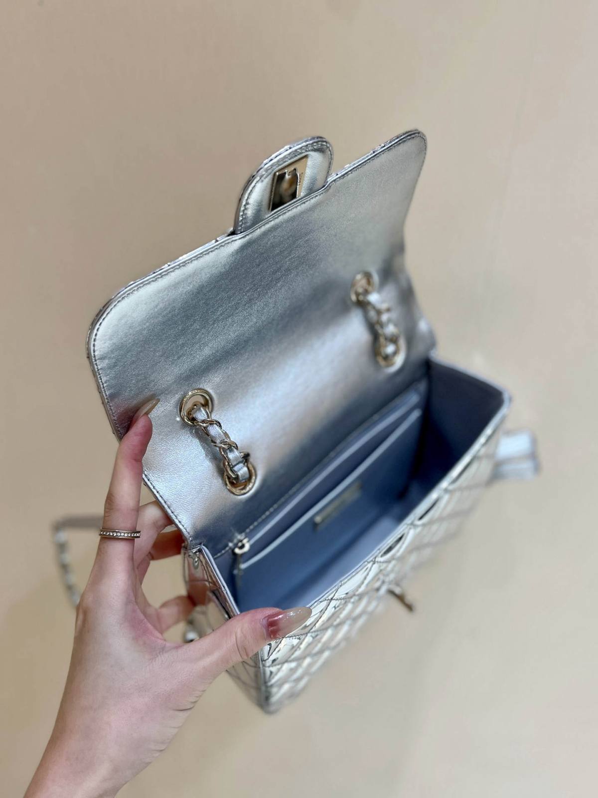 Exploring the Craftsmanship of Ellebag’s Top-Grade Replica: Backpack & Star Coin Purse in Silver Lambskin with Champagne Gold Hardware(2025 Mar Updated)-Шилдэг чанарын хуурамч Louis Vuitton цүнх онлайн дэлгүүр, Replica дизайнер цүнх ru