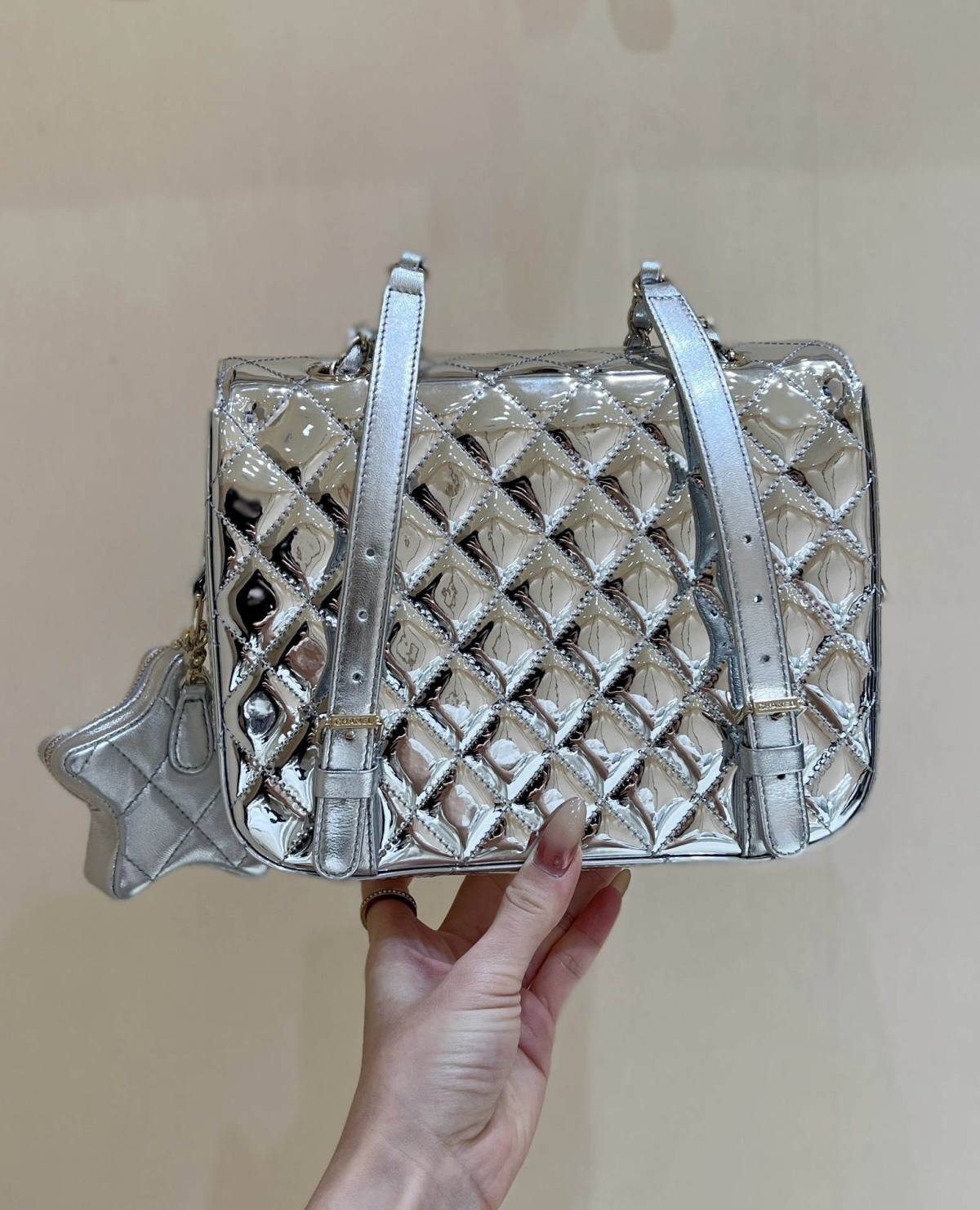 Exploring the Craftsmanship of Ellebag’s Top-Grade Replica: Backpack & Star Coin Purse in Silver Lambskin with Champagne Gold Hardware(2025 Mar Updated)-Magazin online de geanți Louis Vuitton fals de cea mai bună calitate, geantă de designer replica ru