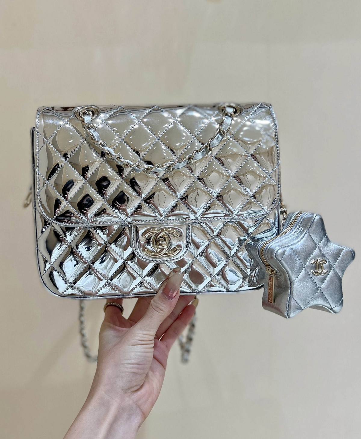 Exploring the Craftsmanship of Ellebag’s Top-Grade Replica: Backpack & Star Coin Purse in Silver Lambskin with Champagne Gold Hardware(2025 Mar Updated)-Լավագույն որակի կեղծ Louis Vuitton պայուսակների առցանց խանութ, Replica դիզայներական պայուսակ ru