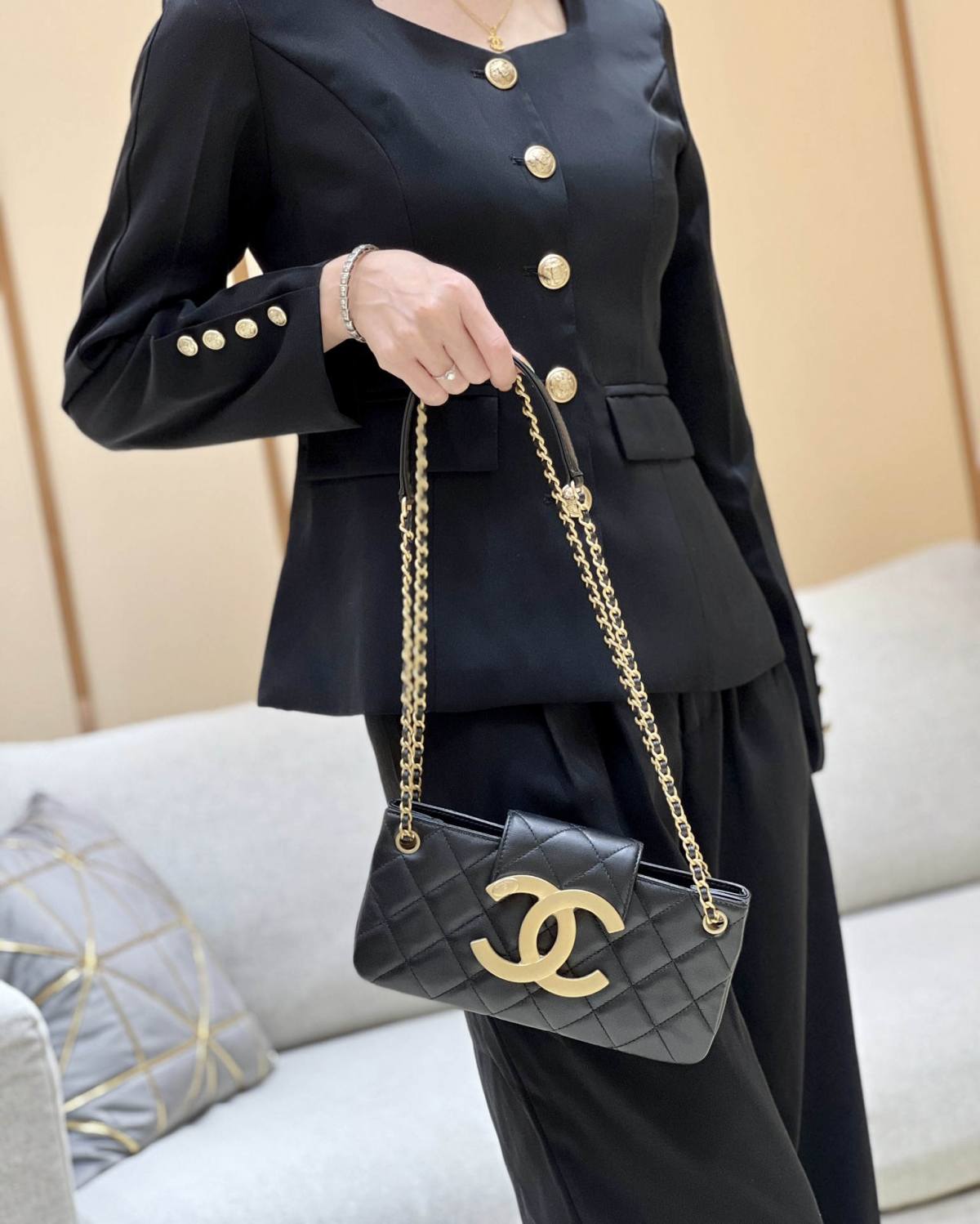 Exploring the Craftsmanship of Ellebag’s Top-Grade Replica: Baguette Bag in Black Lambskin with Gold Hardware(2025 Mar Updated)-Интернет-магазин поддельной сумки Louis Vuitton лучшего качества, копия дизайнерской сумки ru