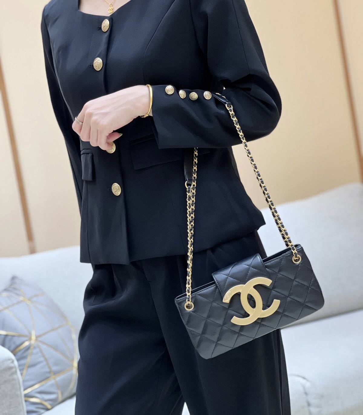 Exploring the Craftsmanship of Ellebag’s Top-Grade Replica: Baguette Bag in Black Lambskin with Gold Hardware(2025 Mar Updated)-Meilleure qualité de faux sac Louis Vuitton en ligne, réplique de sac de créateur ru