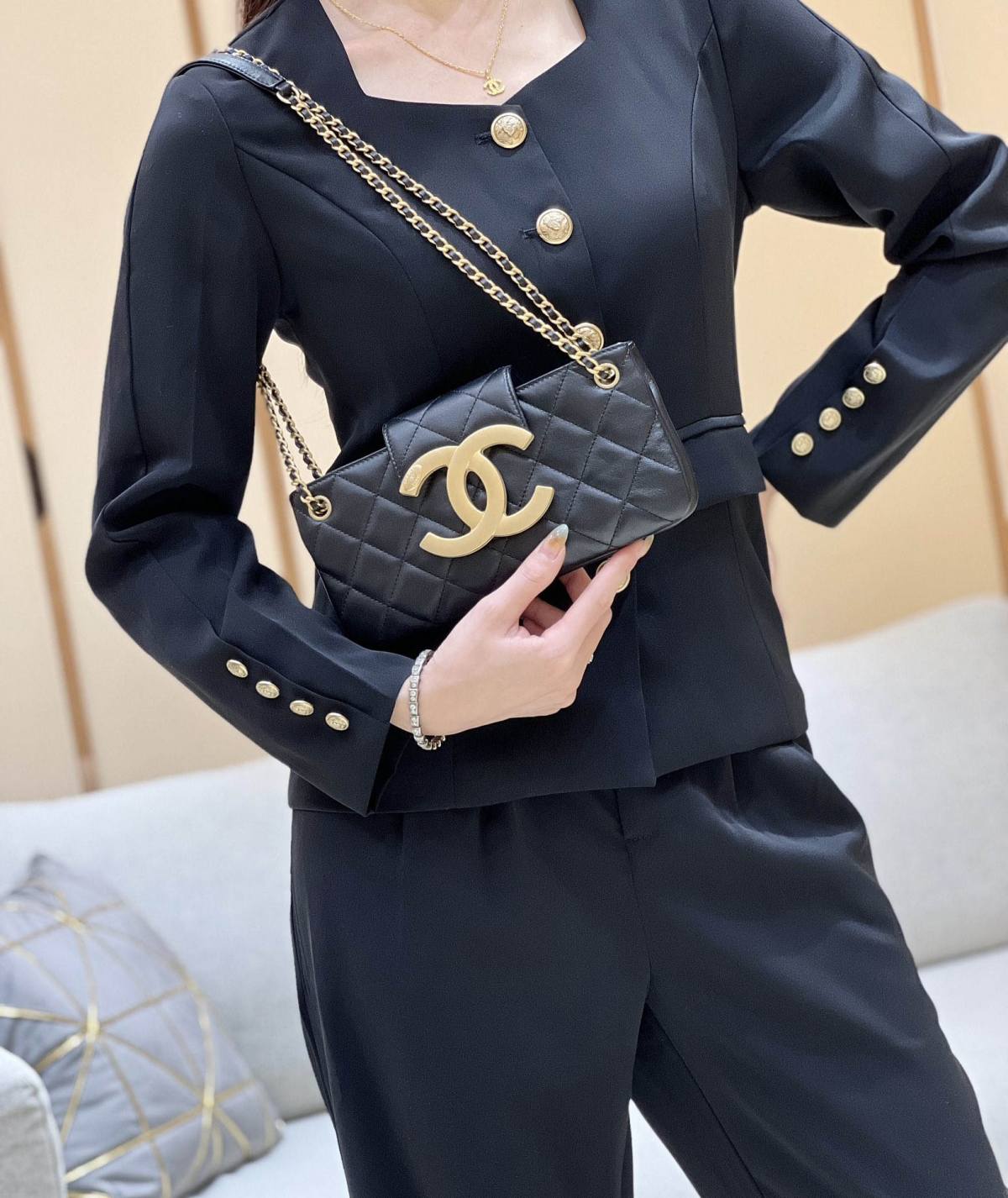 Exploring the Craftsmanship of Ellebag’s Top-Grade Replica: Baguette Bag in Black Lambskin with Gold Hardware(2025 Mar Updated)-Meilleure qualité de faux sac Louis Vuitton en ligne, réplique de sac de créateur ru