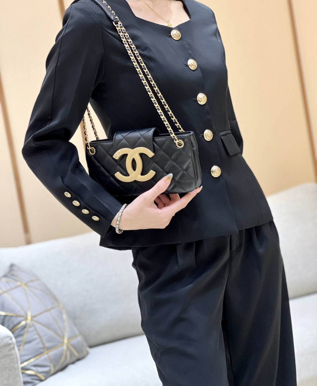 Exploring the Craftsmanship of Ellebag’s Top-Grade Replica: Baguette Bag in Black Lambskin with Gold Hardware(2025 Mar Updated)-Ti o dara ju Didara iro Louis Vuitton apo Online itaja, Ajọra onise apo ru