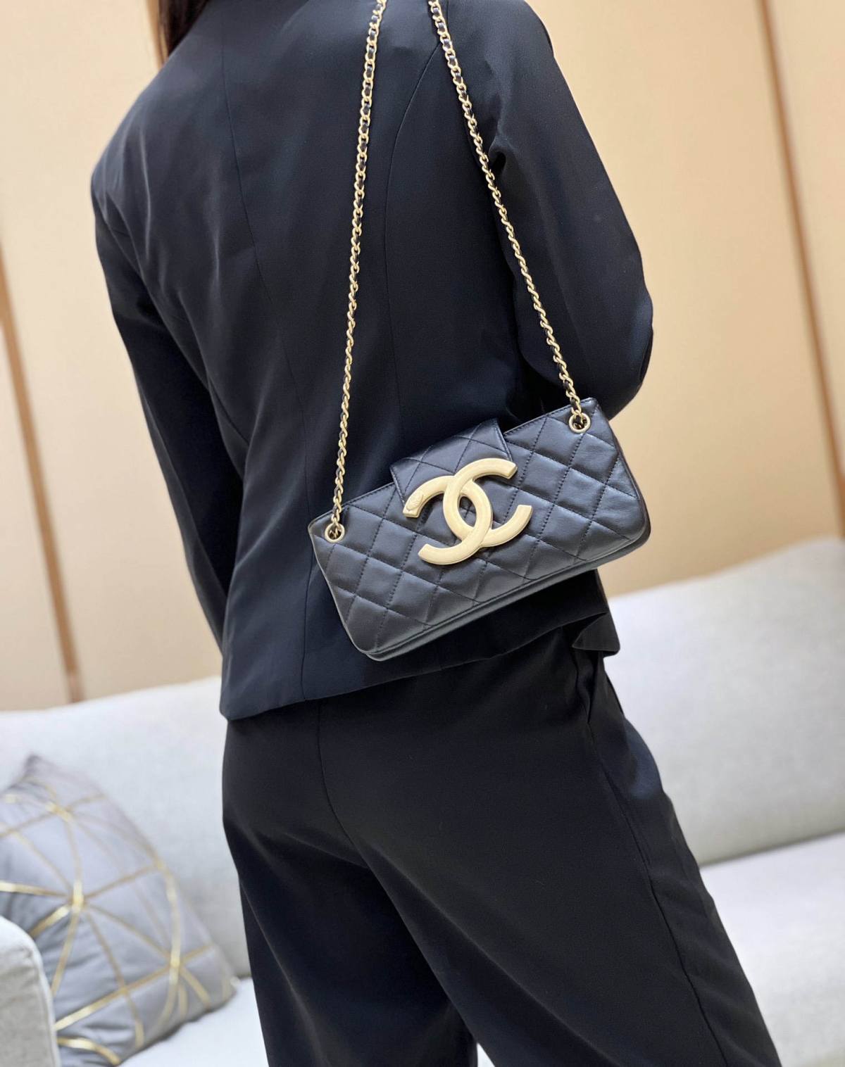 Exploring the Craftsmanship of Ellebag’s Top-Grade Replica: Baguette Bag in Black Lambskin with Gold Hardware(2025 Mar Updated)-Meilleure qualité de faux sac Louis Vuitton en ligne, réplique de sac de créateur ru