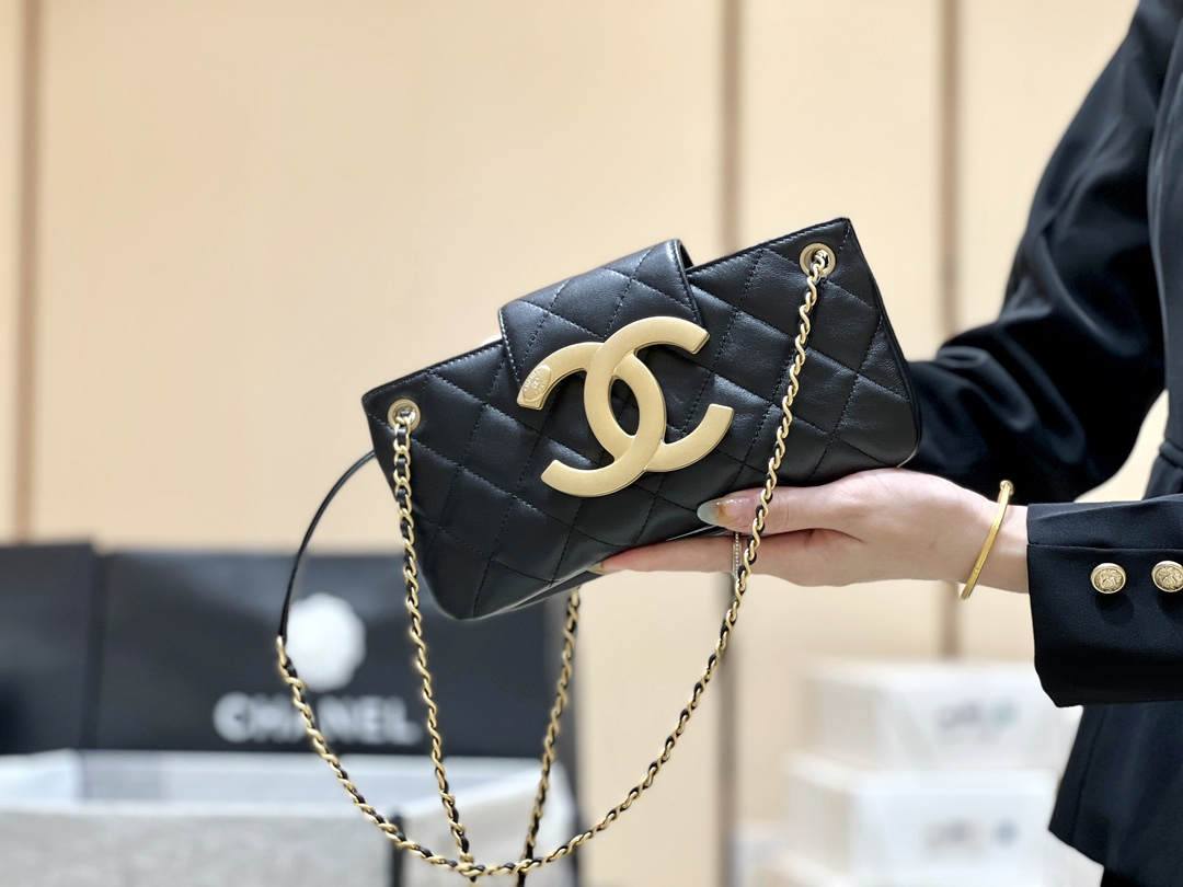 Exploring the Craftsmanship of Ellebag’s Top-Grade Replica: Baguette Bag in Black Lambskin with Gold Hardware(2025 Mar Updated)-Best Quality Replica designer Bag factory in China