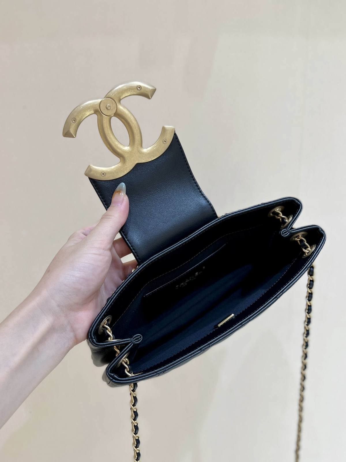 Exploring the Craftsmanship of Ellebag’s Top-Grade Replica: Baguette Bag in Black Lambskin with Gold Hardware(2025 Mar Updated)-ఉత్తమ నాణ్యత నకిలీ లూయిస్ విట్టన్ బ్యాగ్ ఆన్‌లైన్ స్టోర్, రెప్లికా డిజైనర్ బ్యాగ్ రు