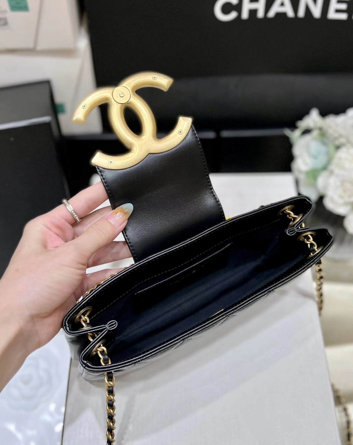 Exploring the Craftsmanship of Ellebag’s Top-Grade Replica: Baguette Bag in Black Lambskin with Gold Hardware(2025 Mar Updated)-Ti o dara ju Didara iro Louis Vuitton apo Online itaja, Ajọra onise apo ru