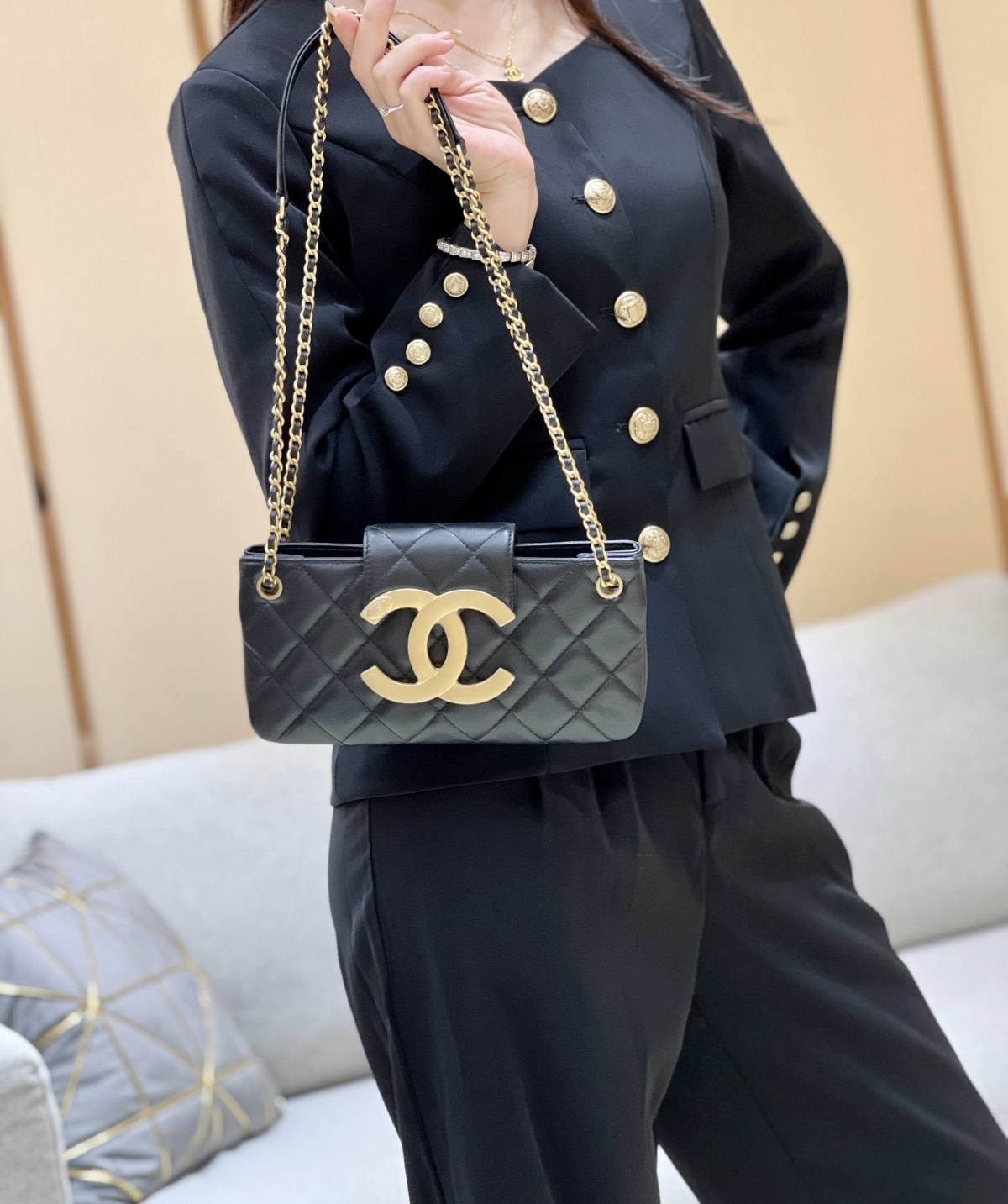 Exploring the Craftsmanship of Ellebag’s Top-Grade Replica: Baguette Bag in Black Lambskin with Gold Hardware(2025 Mar Updated)-Интернет-магазин поддельной сумки Louis Vuitton лучшего качества, копия дизайнерской сумки ru