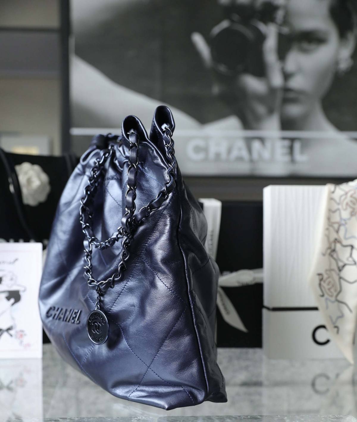 Ellebag’s 1:1 Replica of the Chanel 22 Bag in Metallic Navy Blue: A Perfect Fusion of Luxury and Innovation(2025 Apr Updated)-Best Quality Fake Louis Vuitton Bag Online Store, Replica designer bag ru