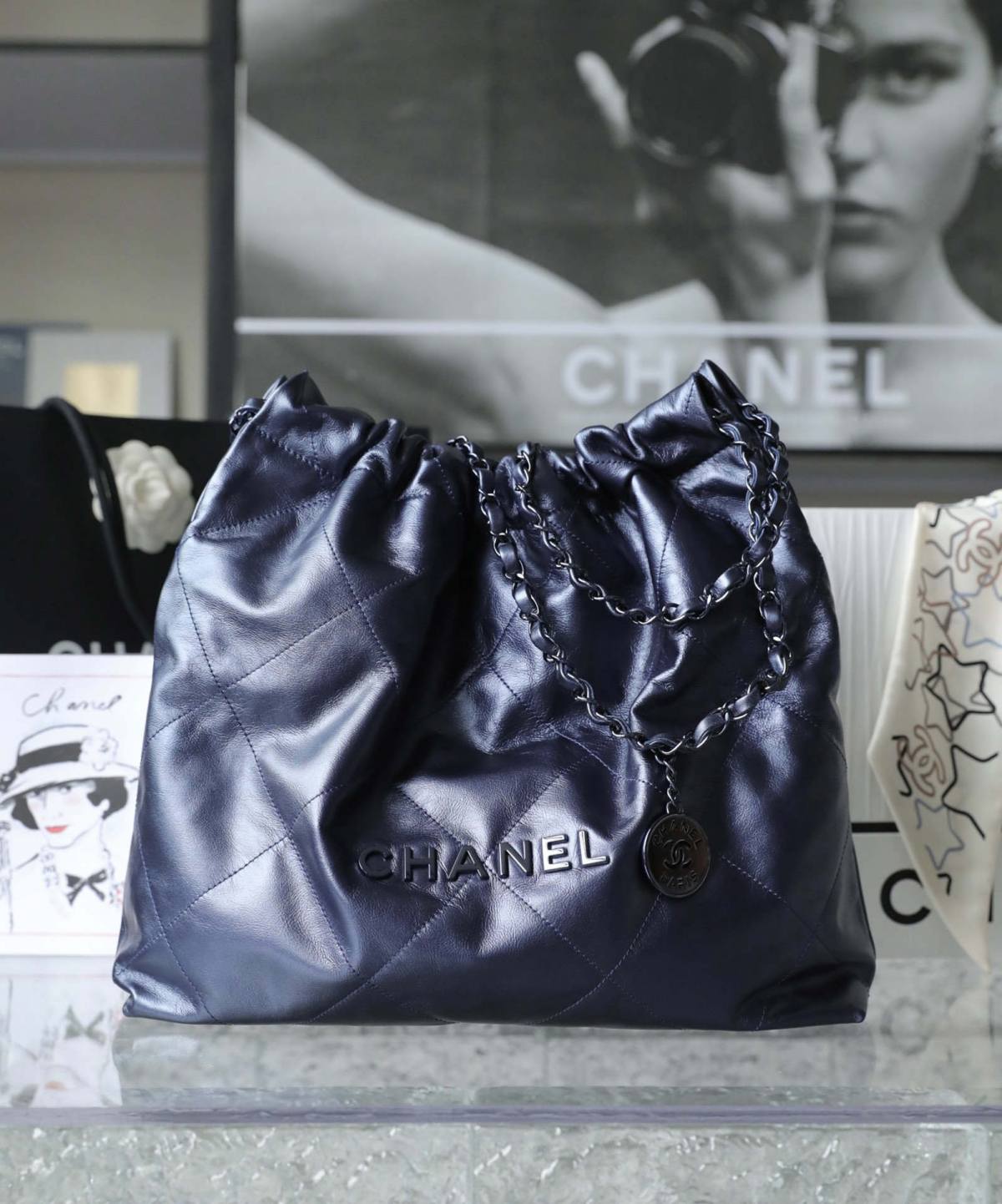 Ellebag’s 1:1 Replica of the Chanel 22 Bag in Metallic Navy Blue: A Perfect Fusion of Luxury and Innovation(2025 Apr Updated)-Best Quality Fake Louis Vuitton Bag Online Store, Replica designer bag ru