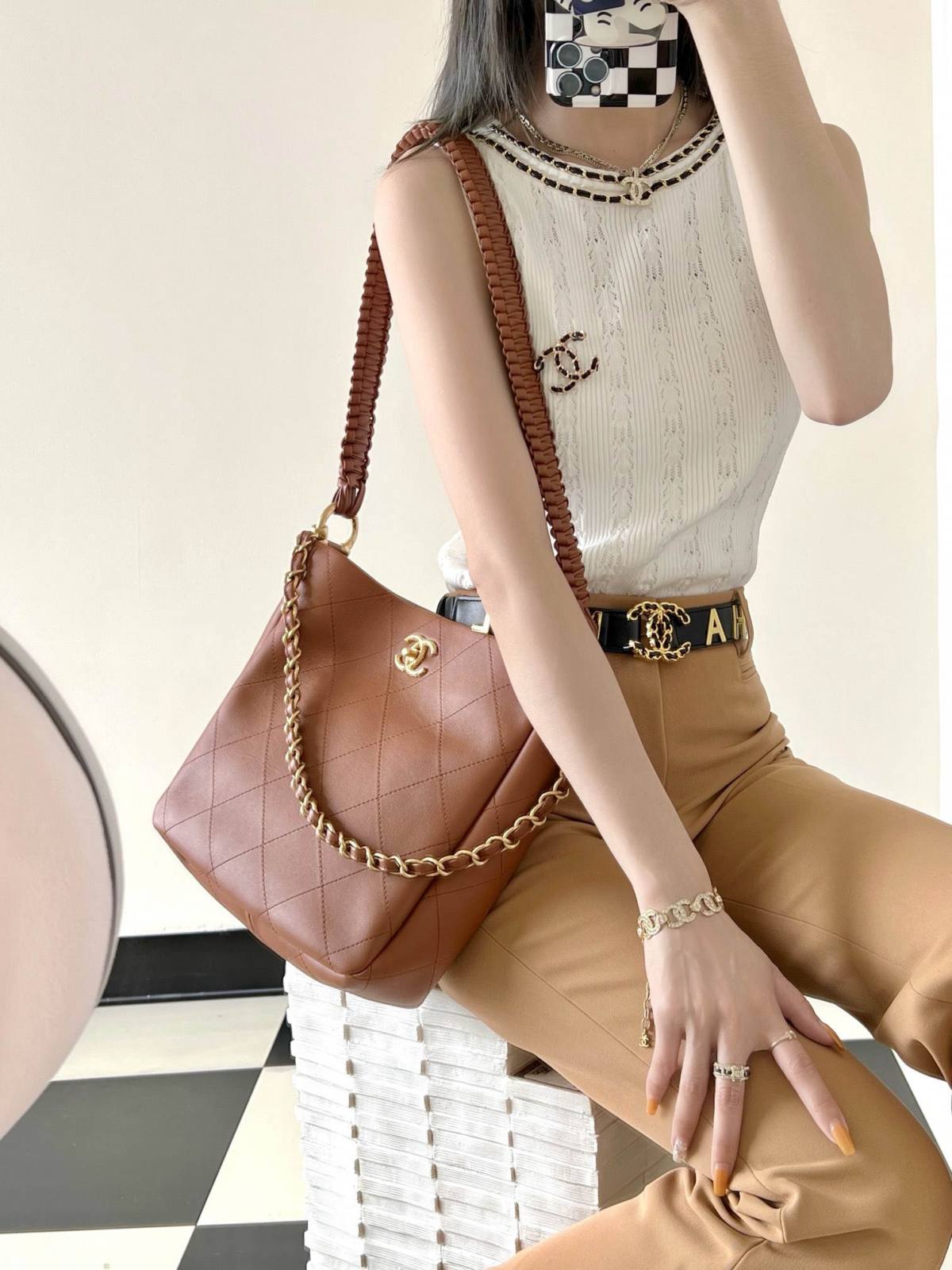 Ellebag’s 1:1 Replica of the Chanel 23A Handcrafted Hobo Bag: A Retro Masterpiece of Artisanal Craftsmanship(2025 May Updated)-Paras laatu väärennetty Louis Vuitton laukku verkkokauppa, replika suunnittelija laukku ru
