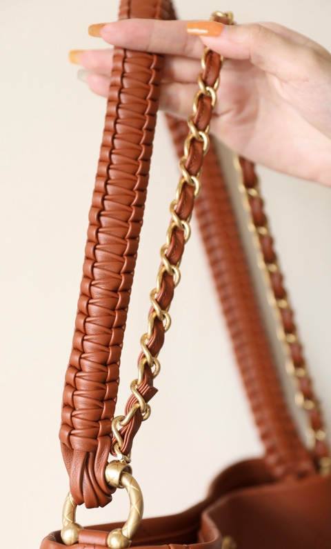 Ellebag’s 1:1 Replica of the Chanel 23A Handcrafted Hobo Bag: A Retro Masterpiece of Artisanal Craftsmanship(2025 May Updated)-Paras laatu väärennetty Louis Vuitton laukku verkkokauppa, replika suunnittelija laukku ru