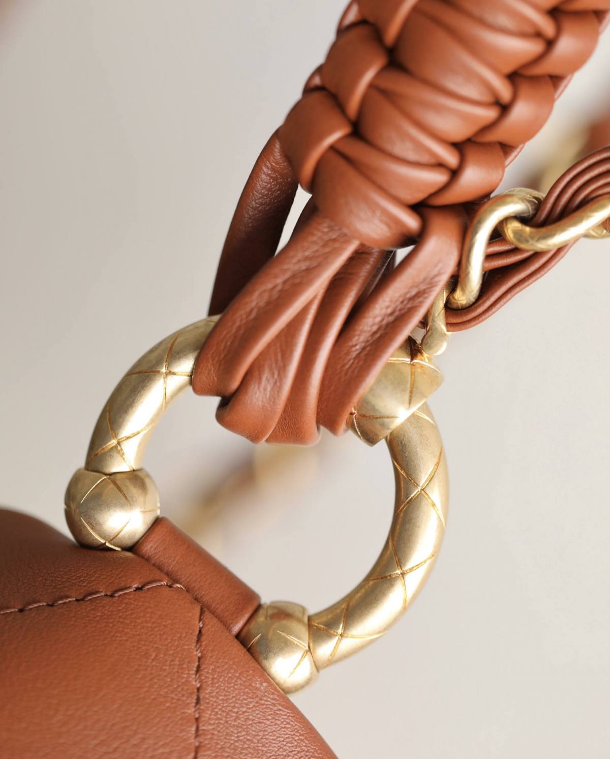 Ellebag’s 1:1 Replica of the Chanel 23A Handcrafted Hobo Bag: A Retro Masterpiece of Artisanal Craftsmanship(2025 May Updated)-Paras laatu väärennetty Louis Vuitton laukku verkkokauppa, replika suunnittelija laukku ru