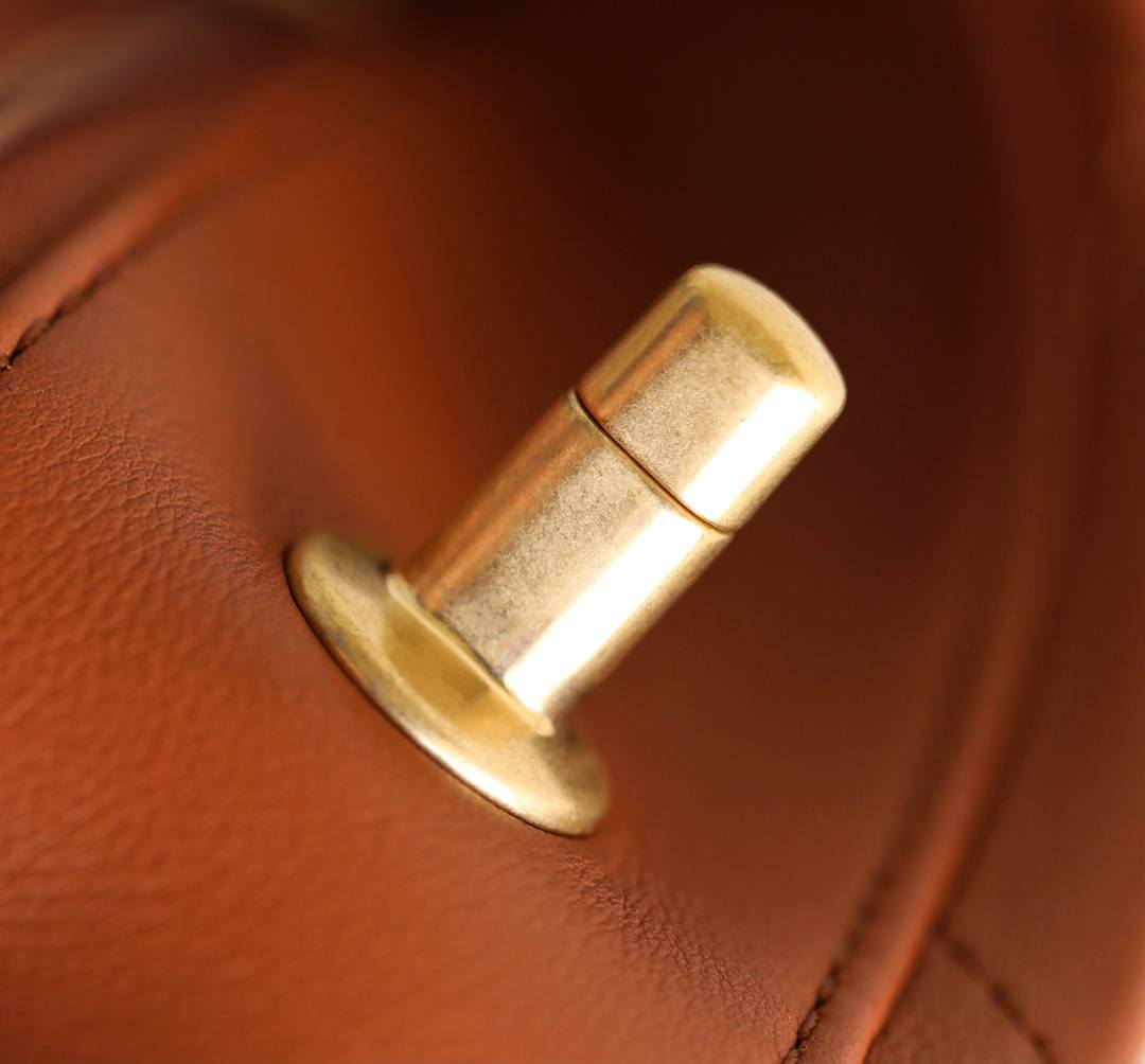 Ellebag’s 1:1 Replica of the Chanel 23A Handcrafted Hobo Bag: A Retro Masterpiece of Artisanal Craftsmanship(2025 May Updated)-Paras laatu väärennetty Louis Vuitton laukku verkkokauppa, replika suunnittelija laukku ru