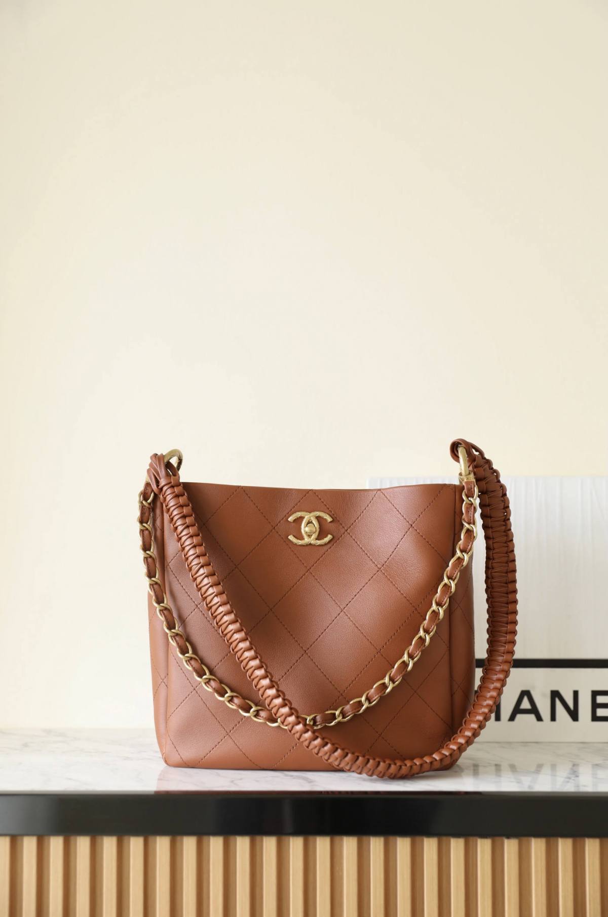 Ellebag’s 1:1 Replica of the Chanel 23A Handcrafted Hobo Bag: A Retro Masterpiece of Artisanal Craftsmanship(2025 May Updated)-Paras laatu väärennetty Louis Vuitton laukku verkkokauppa, replika suunnittelija laukku ru