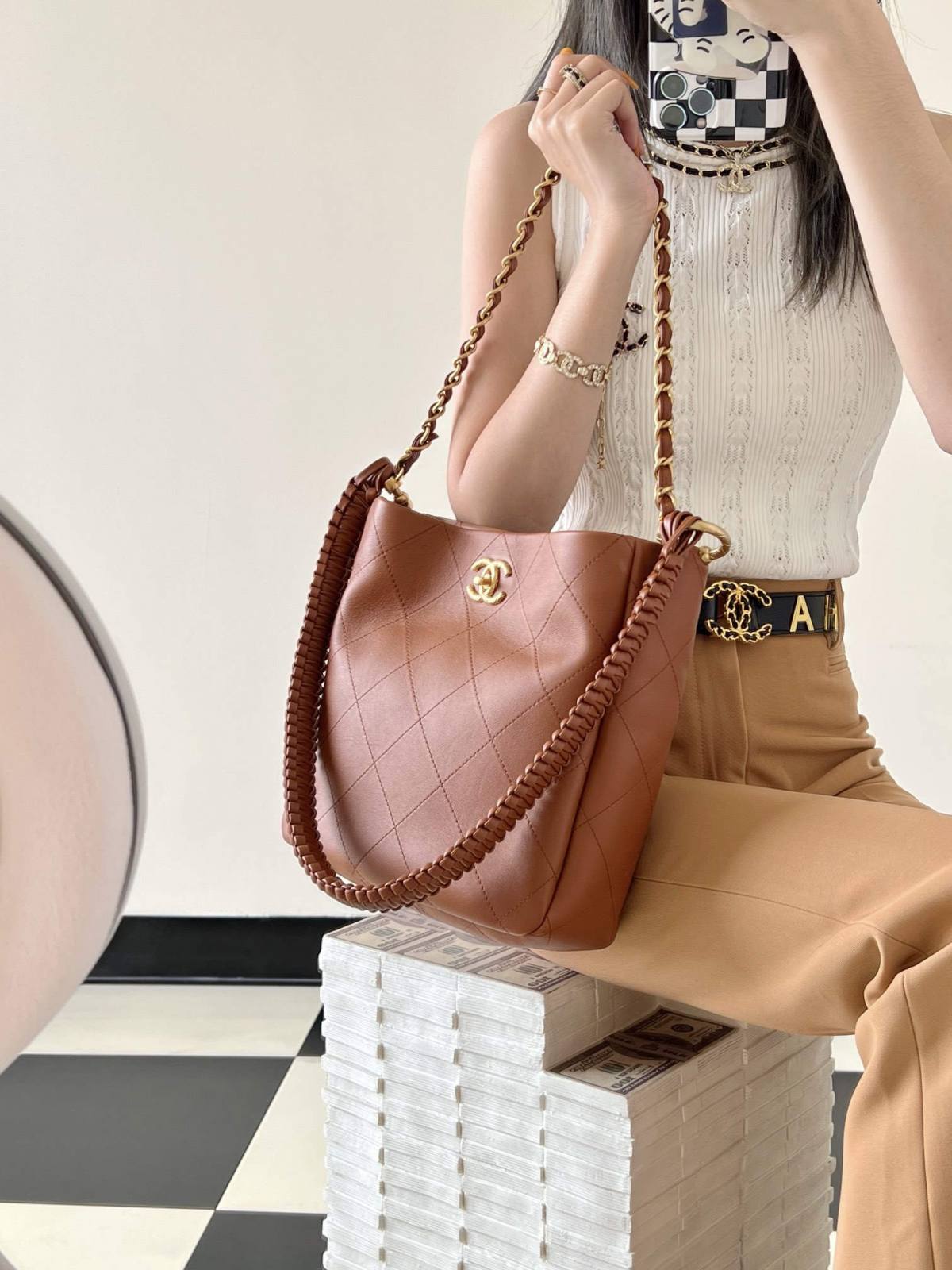 Ellebag’s 1:1 Replica of the Chanel 23A Handcrafted Hobo Bag: A Retro Masterpiece of Artisanal Craftsmanship(2025 May Updated)-Paras laatu väärennetty Louis Vuitton laukku verkkokauppa, replika suunnittelija laukku ru