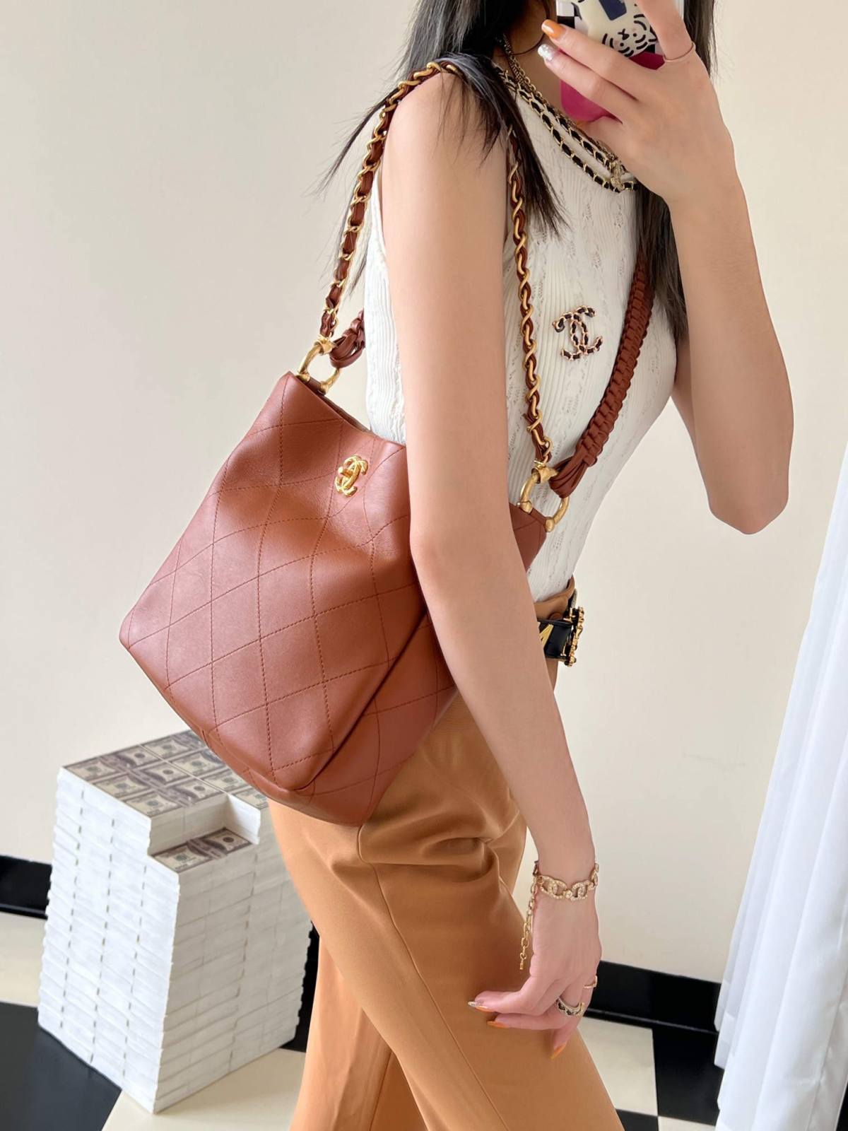 Ellebag’s 1:1 Replica of the Chanel 23A Handcrafted Hobo Bag: A Retro Masterpiece of Artisanal Craftsmanship(2025 May Updated)-Paras laatu väärennetty Louis Vuitton laukku verkkokauppa, replika suunnittelija laukku ru