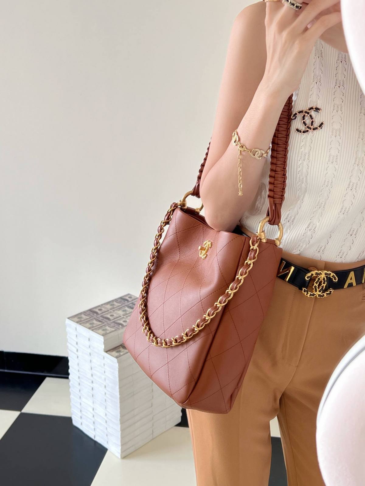 Ellebag’s 1:1 Replica of the Chanel 23A Handcrafted Hobo Bag: A Retro Masterpiece of Artisanal Craftsmanship(2025 May Updated)-Paras laatu väärennetty Louis Vuitton laukku verkkokauppa, replika suunnittelija laukku ru