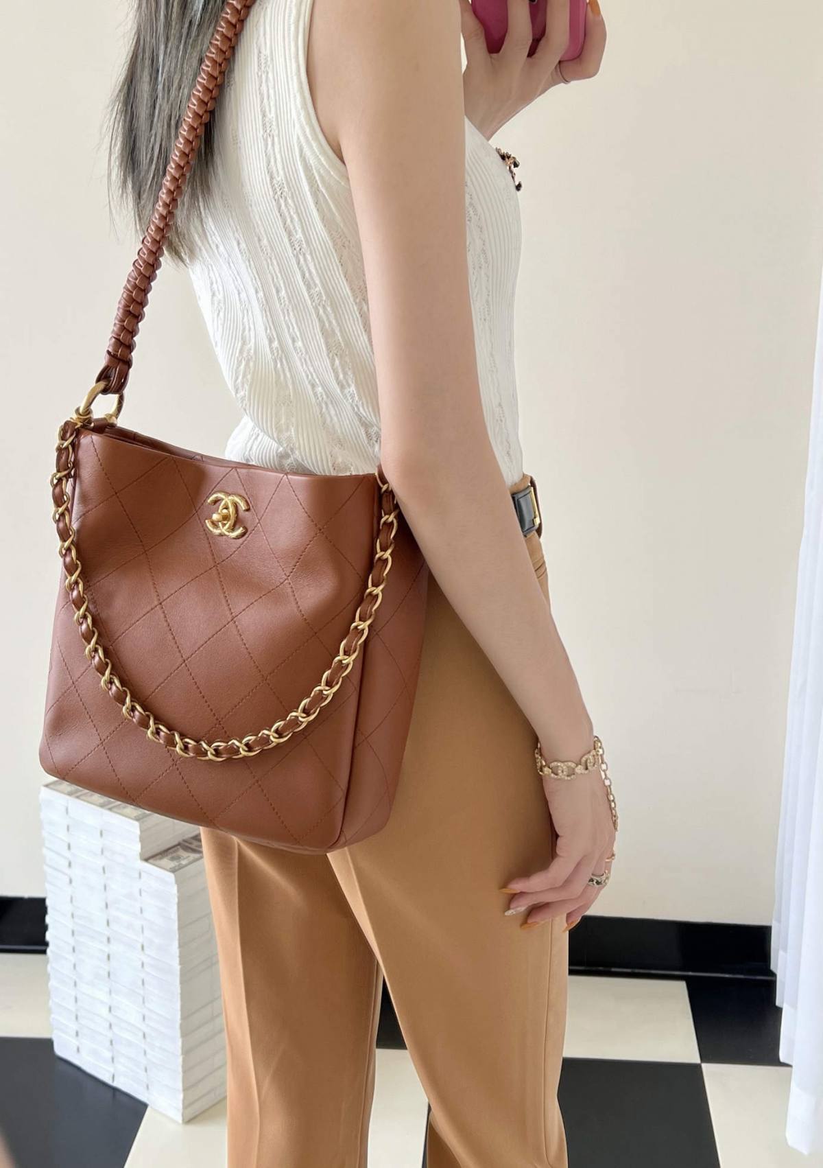 Ellebag’s 1:1 Replica of the Chanel 23A Handcrafted Hobo Bag: A Retro Masterpiece of Artisanal Craftsmanship(2025 May Updated)-Paras laatu väärennetty Louis Vuitton laukku verkkokauppa, replika suunnittelija laukku ru