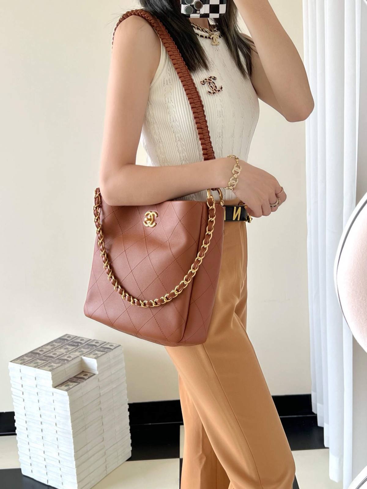 Ellebag’s 1:1 Replica of the Chanel 23A Handcrafted Hobo Bag: A Retro Masterpiece of Artisanal Craftsmanship(2025 May Updated)-Paras laatu väärennetty Louis Vuitton laukku verkkokauppa, replika suunnittelija laukku ru