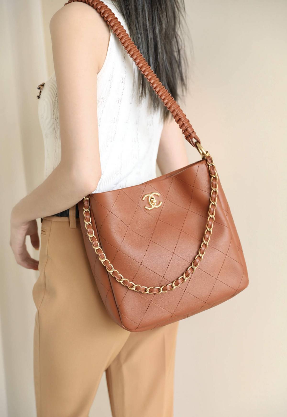 Ellebag’s 1:1 Replica of the Chanel 23A Handcrafted Hobo Bag: A Retro Masterpiece of Artisanal Craftsmanship(2025 May Updated)-Paras laatu väärennetty Louis Vuitton laukku verkkokauppa, replika suunnittelija laukku ru