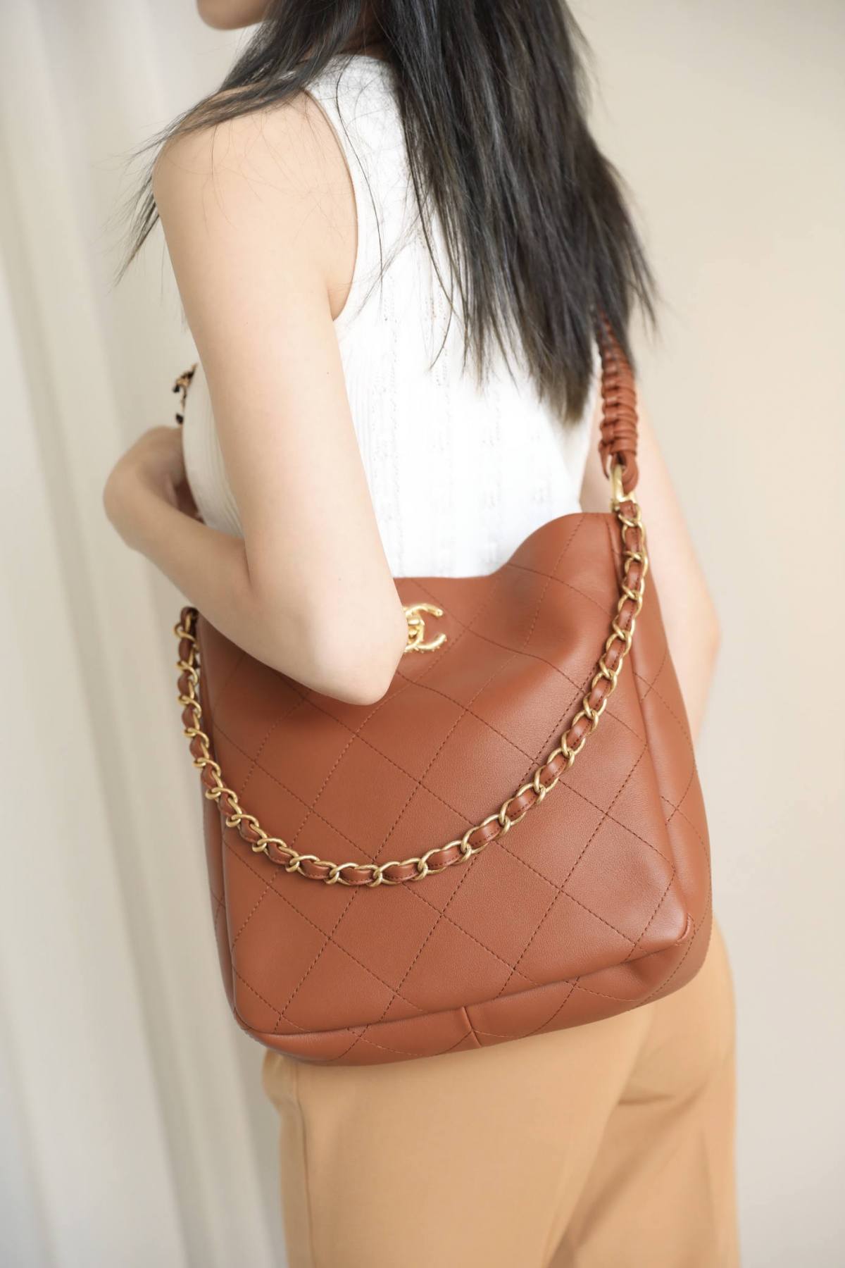 Ellebag’s 1:1 Replica of the Chanel 23A Handcrafted Hobo Bag: A Retro Masterpiece of Artisanal Craftsmanship(2025 May Updated)-Paras laatu väärennetty Louis Vuitton laukku verkkokauppa, replika suunnittelija laukku ru