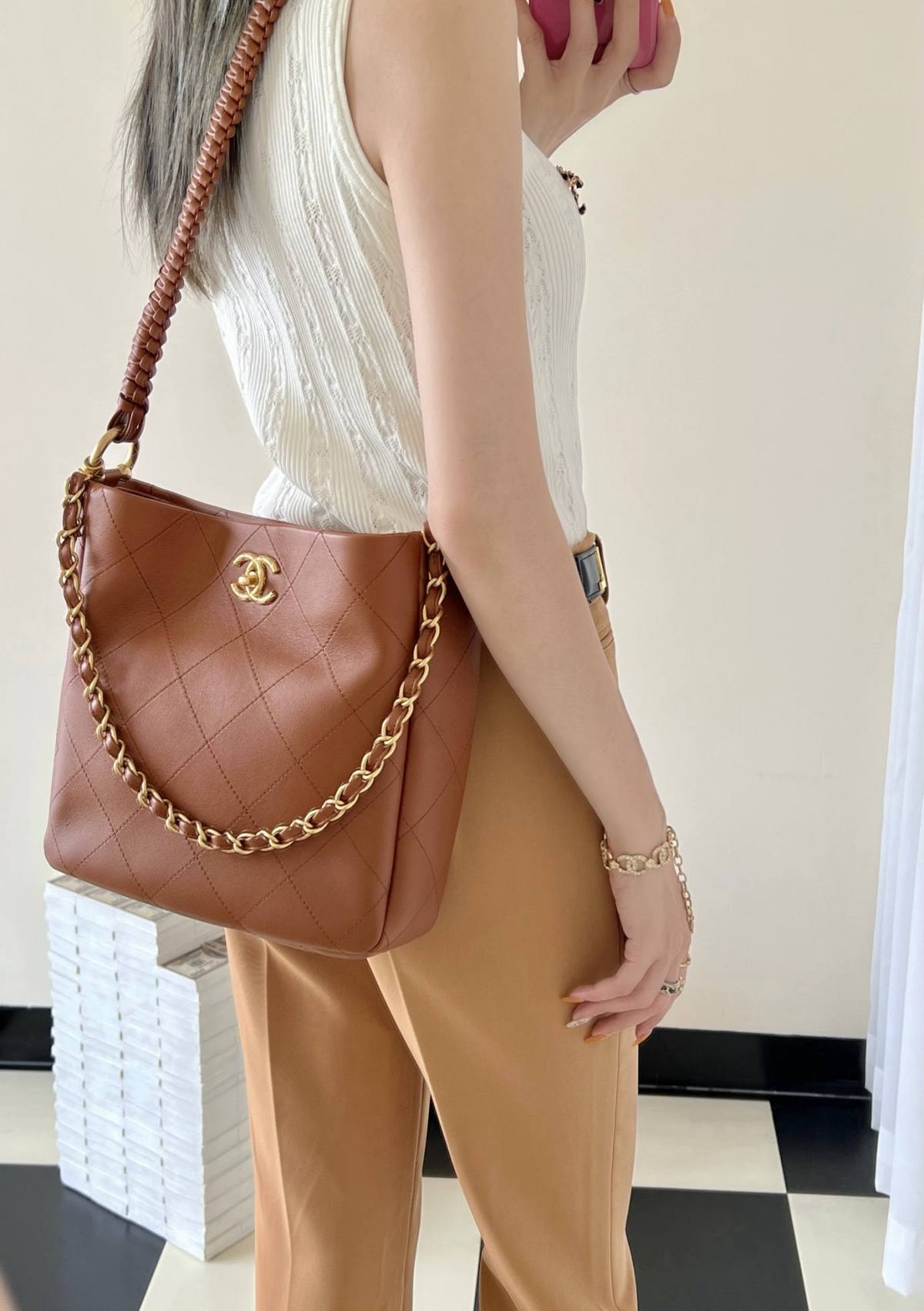 Ellebag’s 1:1 Replica of the Chanel 23A Handcrafted Hobo Bag: A Retro Masterpiece of Artisanal Craftsmanship(2025 May Updated)-Paras laatu väärennetty Louis Vuitton laukku verkkokauppa, replika suunnittelija laukku ru
