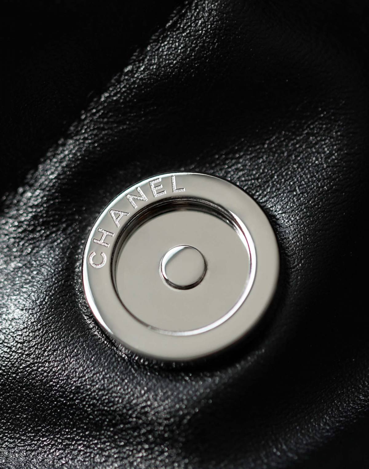 Ellebag’s 1:1 Replica of the Chanel So Black 22 Bag: A Masterpiece of Modern Luxury(2025 July Updated)-Loja online de bolsa Louis Vuitton falsa de melhor qualidade, bolsa de designer de réplica ru