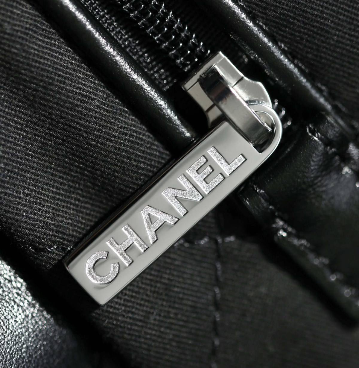 Ellebag’s 1:1 Replica of the Chanel So Black 22 Bag: A Masterpiece of Modern Luxury(2025 July Updated)-Loja online de bolsa Louis Vuitton falsa de melhor qualidade, bolsa de designer de réplica ru