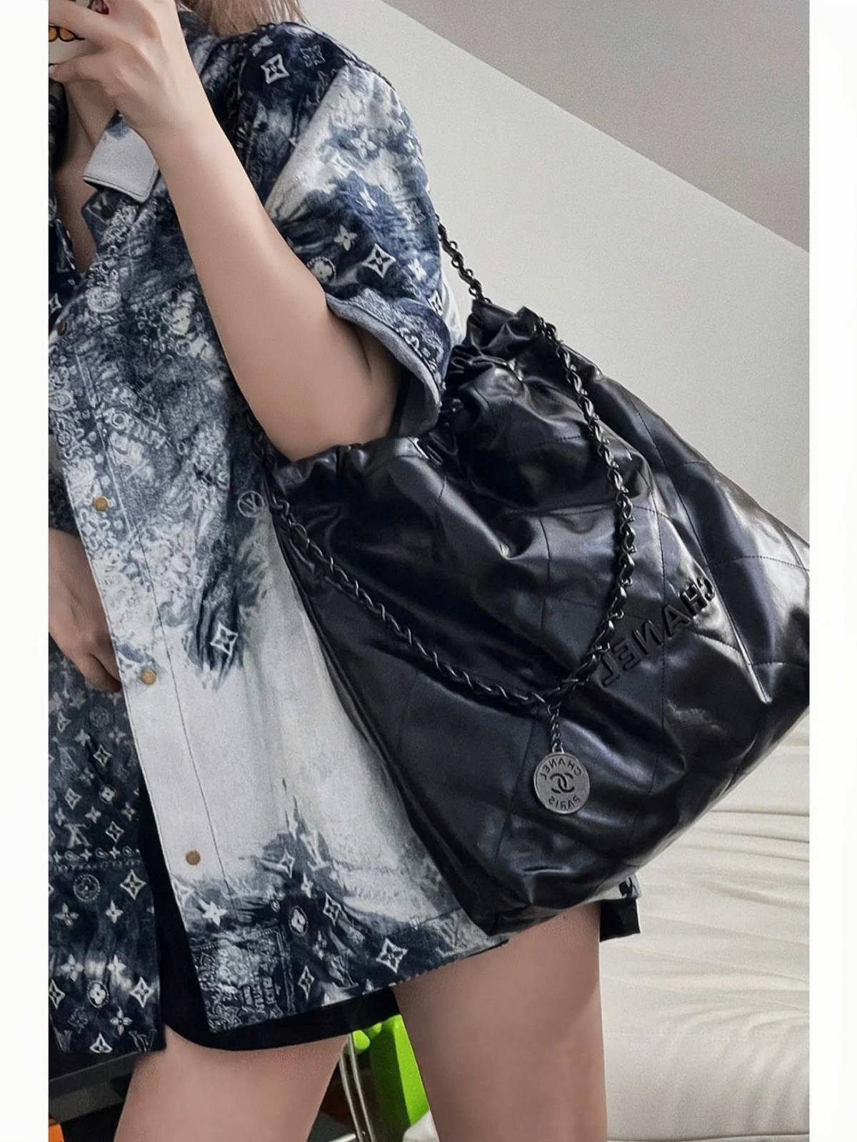 Ellebag’s 1:1 Replica of the Chanel So Black 22 Bag: A Masterpiece of Modern Luxury(2025 July Updated)-Loja online de bolsa Louis Vuitton falsa de melhor qualidade, bolsa de designer de réplica ru