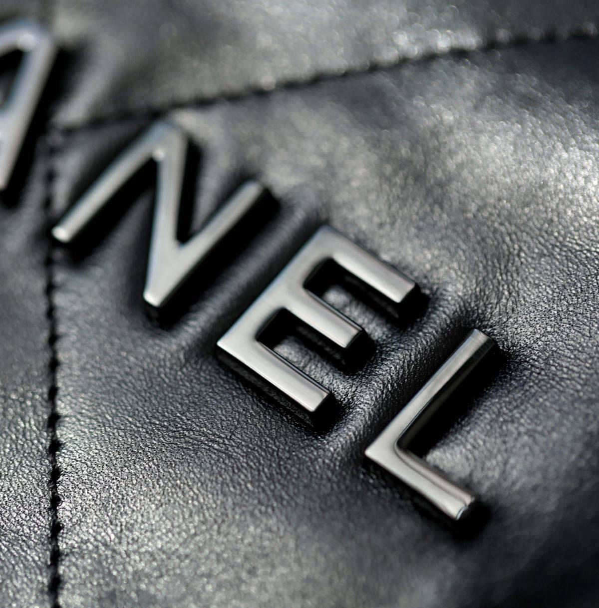 Ellebag’s 1:1 Replica of the Chanel So Black 22 Bag: A Masterpiece of Modern Luxury(2025 July Updated)-Loja online de bolsa Louis Vuitton falsa de melhor qualidade, bolsa de designer de réplica ru