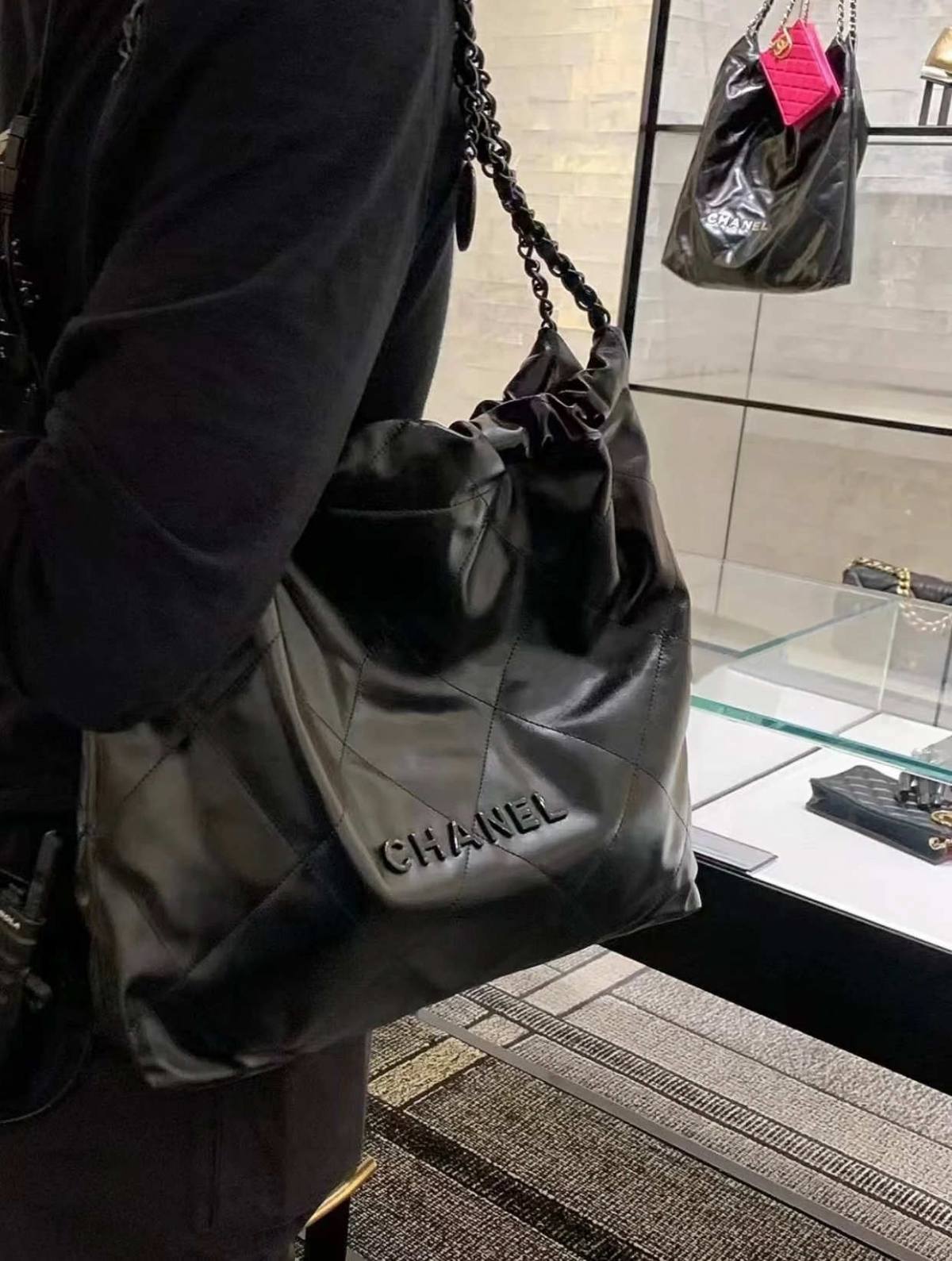 Ellebag’s 1:1 Replica of the Chanel So Black 22 Bag: A Masterpiece of Modern Luxury(2025 July Updated)-Loja online de bolsa Louis Vuitton falsa de melhor qualidade, bolsa de designer de réplica ru