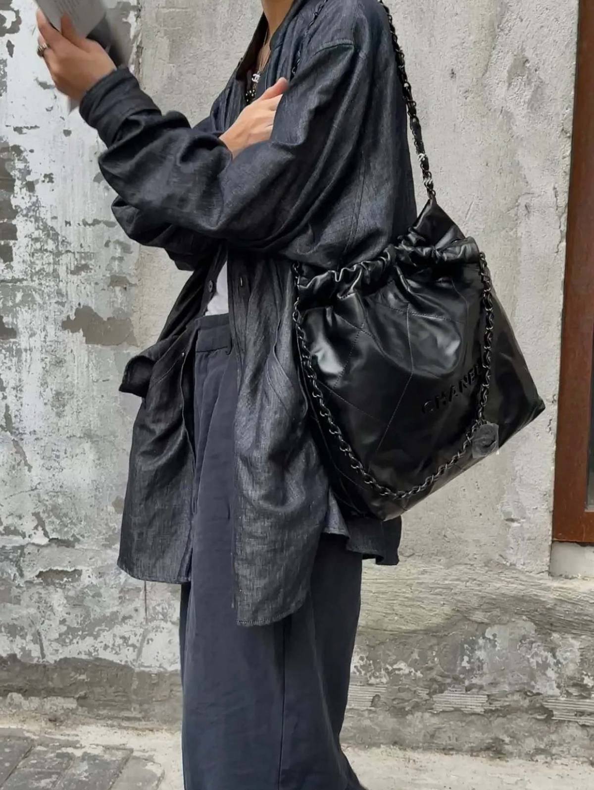 Ellebag’s 1:1 Replica of the Chanel So Black 22 Bag: A Masterpiece of Modern Luxury(2025 July Updated)-Loja online de bolsa Louis Vuitton falsa de melhor qualidade, bolsa de designer de réplica ru