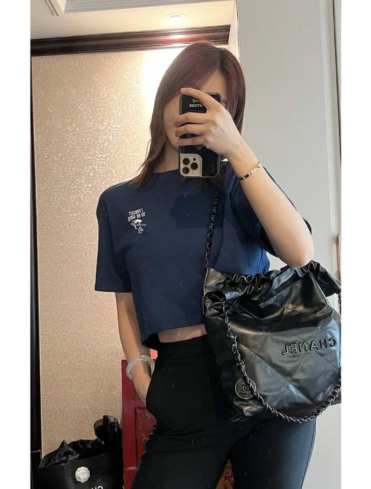 Ellebag’s 1:1 Replica of the Chanel So Black 22 Bag: A Masterpiece of Modern Luxury(2025 July Updated)-Loja online de bolsa Louis Vuitton falsa de melhor qualidade, bolsa de designer de réplica ru