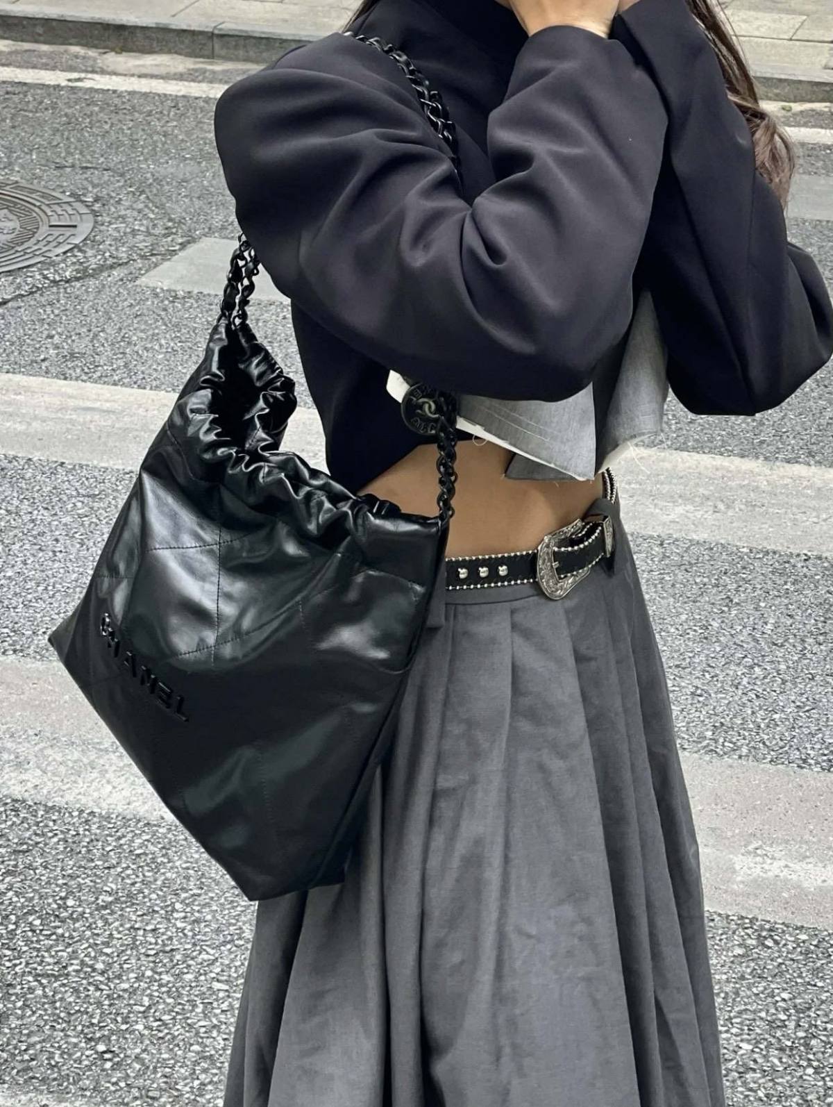 Ellebag’s 1:1 Replica of the Chanel So Black 22 Bag: A Masterpiece of Modern Luxury(2025 July Updated)-Loja online de bolsa Louis Vuitton falsa de melhor qualidade, bolsa de designer de réplica ru
